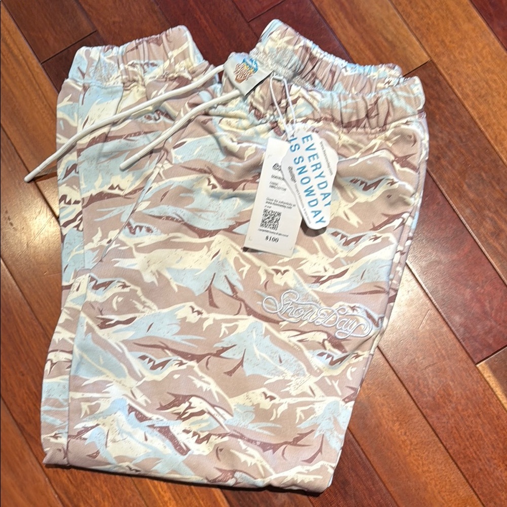 Snow day Camouflage Joggers  size xl